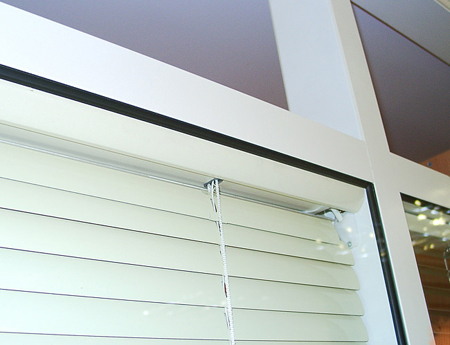 Venetian blind fastening with the case