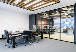 Impressive design of the Quadro production partitions and doors: NAYADA for the Amaks office