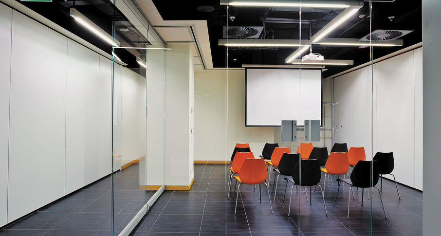 Photo All-glass sliding partitions NAYADA SmartWall G5