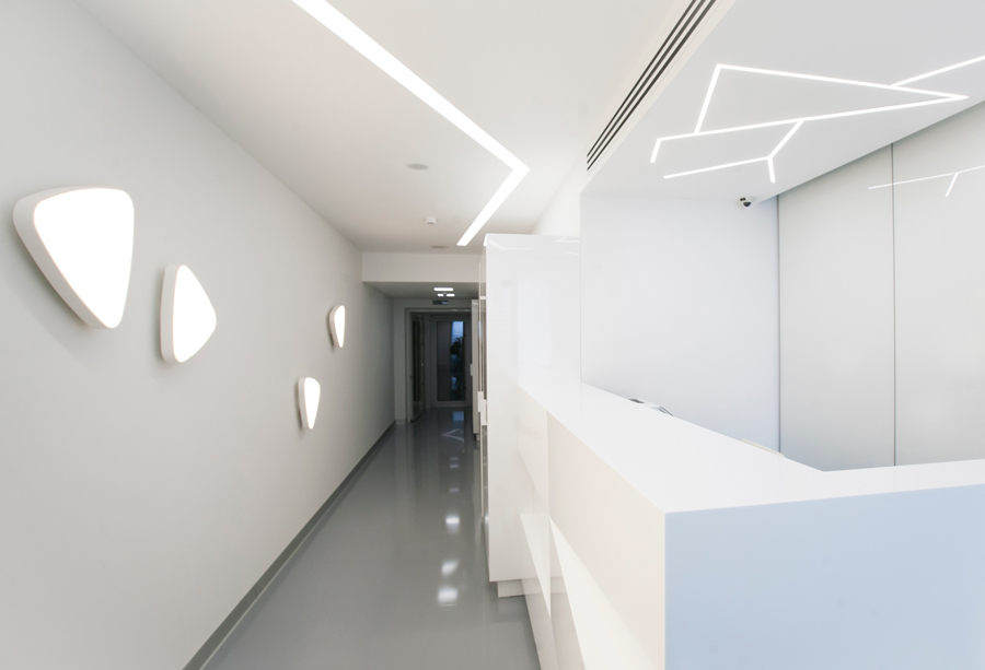 Photo Futuristic patterns and shiny accents: NAYADA for the dental center interior