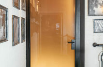 Photo Nayada поставила стеклянные офисные двери в кафе