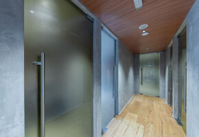 All-glass doors in project Проект Nayada по установке системы перегородок в салон груминга